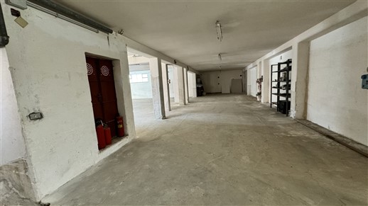 P  R  E  Z  Z  O     R  I  B  A  S  S  A  T  O  -  Locale Deposito con Spazio Esterno Privato